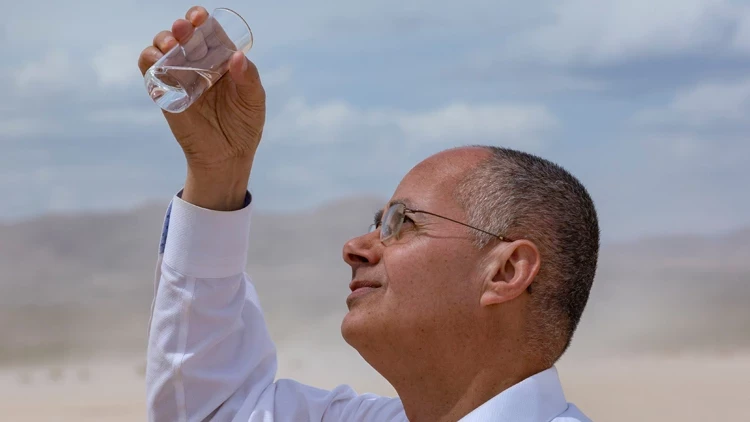 Su krizini çözebilir: Havadan günde 1000 litre su üretiyor!
