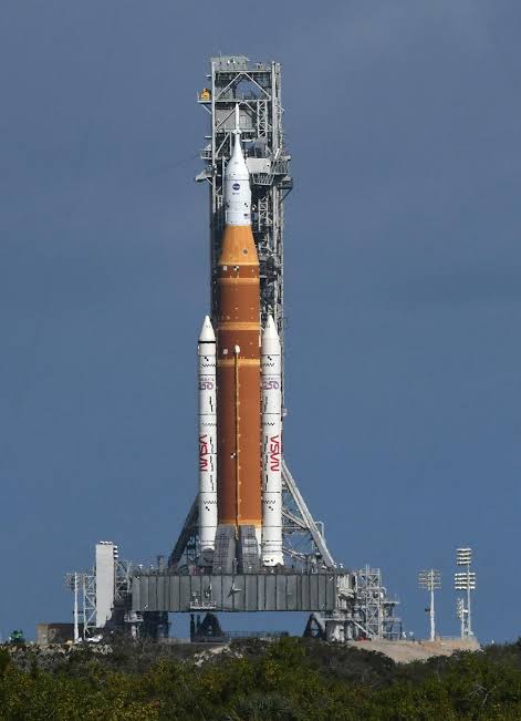 ‘Ay’a dönüş’ü erteleyen arıza: Artemis II roketi hangara çekiliyor