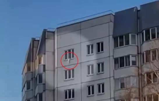 Bebek, 33 metreden düştü iki kadın hemşire havada montla yakaladı