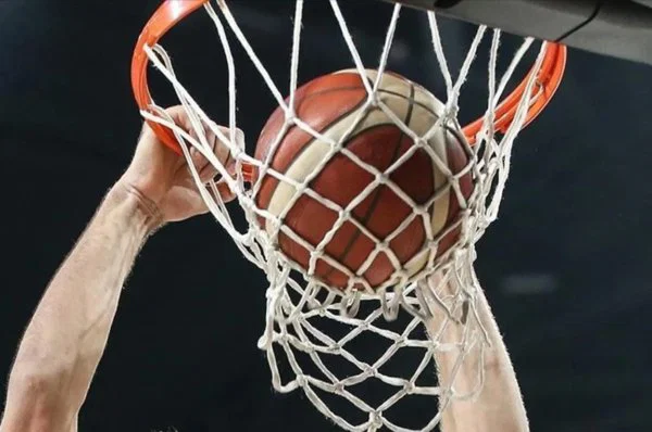 Spurs seriyi sürdürdü: Bucks karşısında farklı galibiyet
