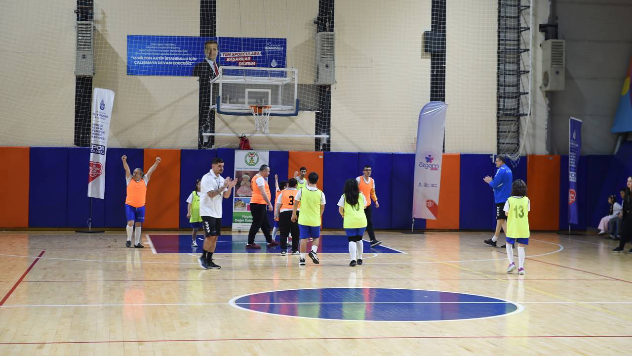 Down Sendromlu Sporcular Esenler’de Engel Tanımadı: Pota ve Parkurda Büyük Coşku