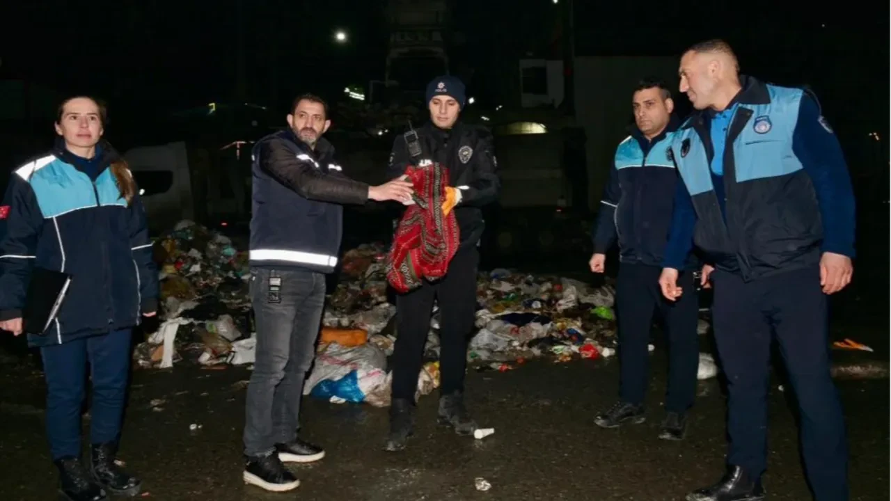 Esenyurt’ta Çöpten Çıkan Servet: 1,2 Milyon TL’lik Altınlar Sahibine Eksiksiz Teslim Edildi