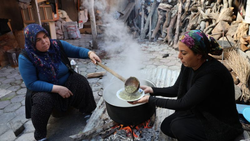 (KARDEŞ HABER) Doğadaki Zehirli Ot Kara Kazanda Şifaya Dönüşüyor: Zehirden Şifa Yaratılıyor