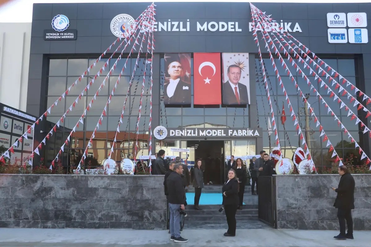 Model Fabrika Kapılarını Açtı.