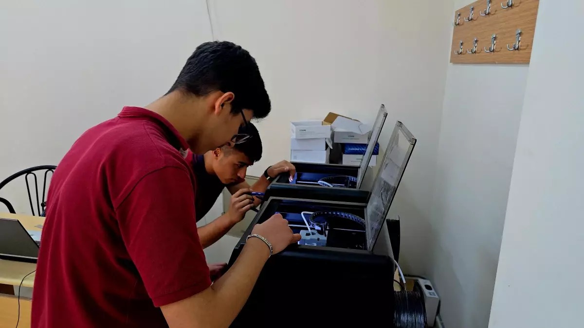 Öğrenciler 3D Yazıcılarla Para Kazanıyor