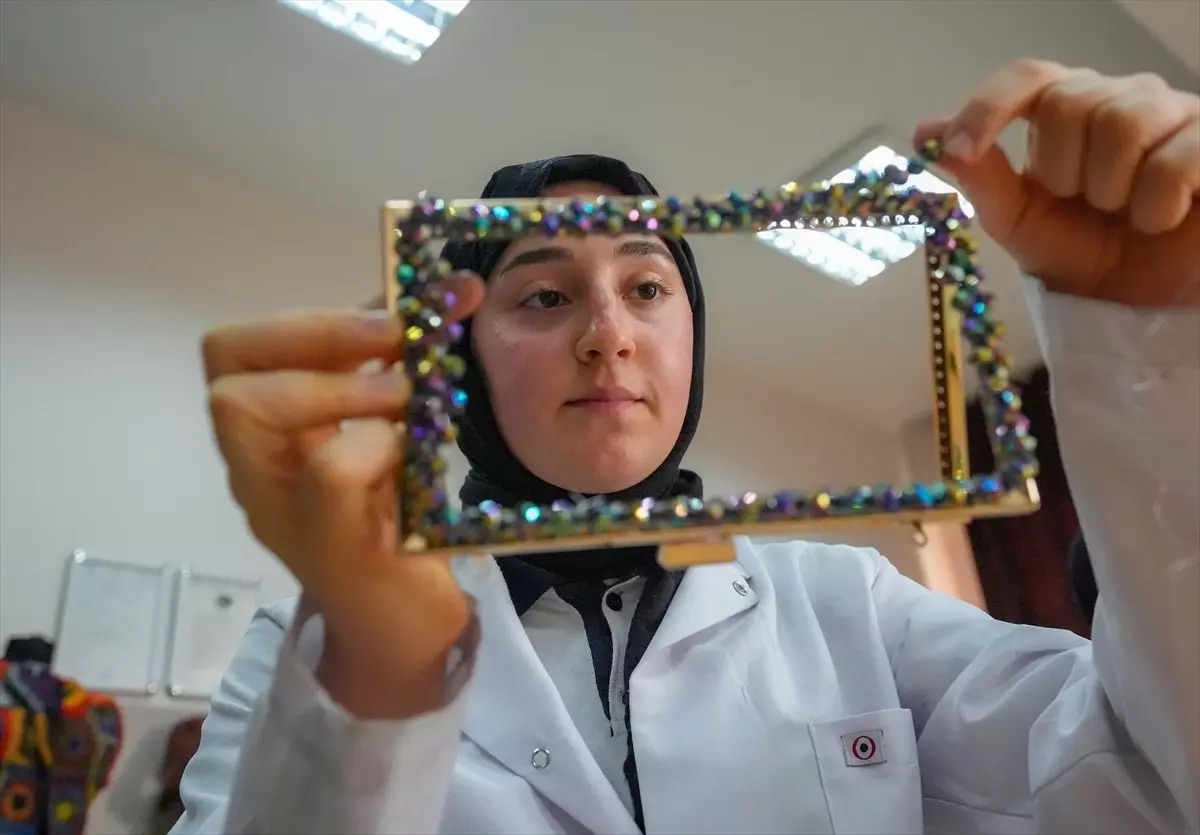 Diyarbakır’da Eskiyen Çeyizlik Eşyalar, “sıfır atık” Prensibiyle Çantaya Dönüştürülüyor.