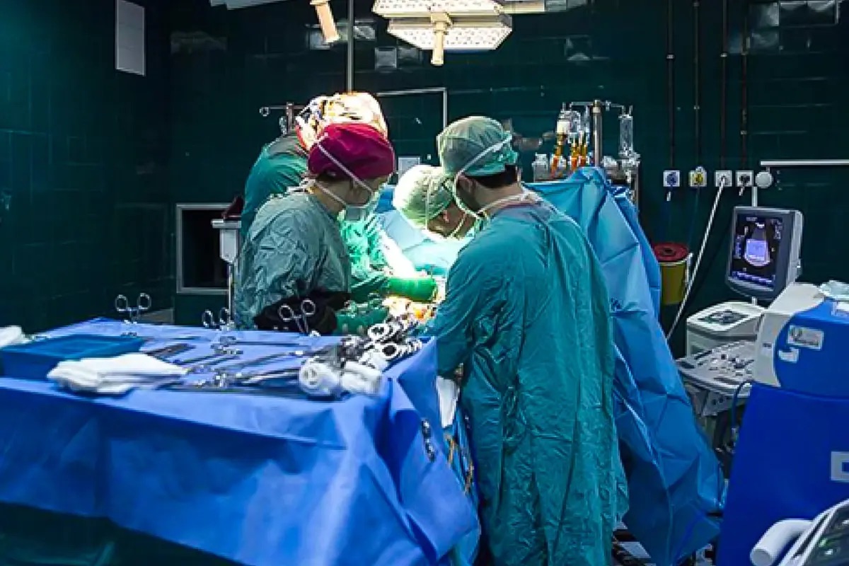 Ameliyat sırasında çıkan kavga yüzünden neşterler çekildi.