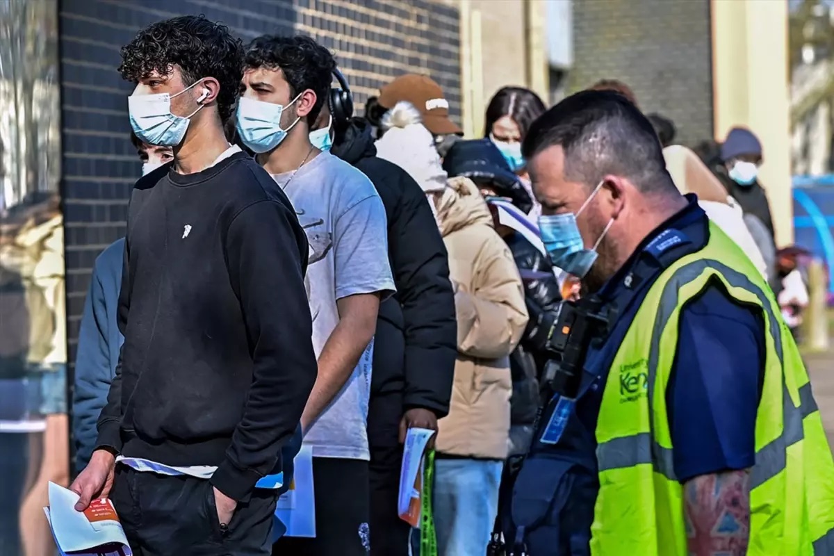 İngiltere’de uzmanların “süper bulaşma” olarak nitelendirdiği korkutan bir salgın yaşanıyor.