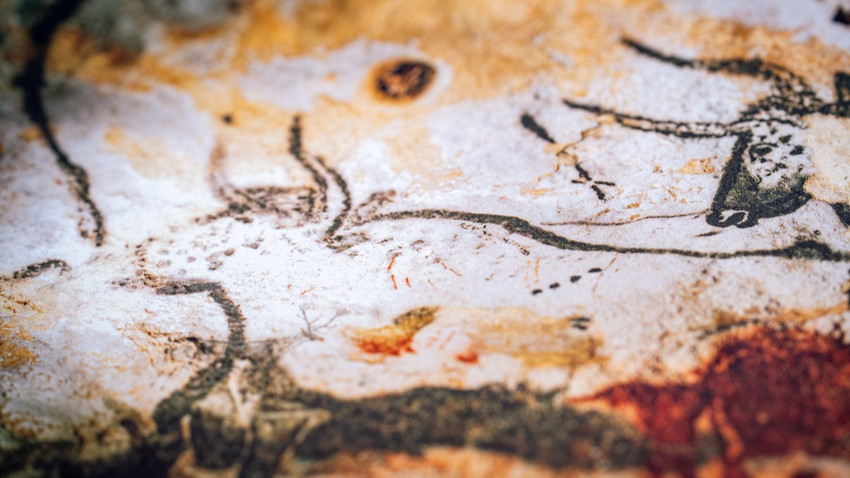 Almanya’daki 45 Bin Yıllık Semboller Yazının Kökenini Tartışmaya Açtı