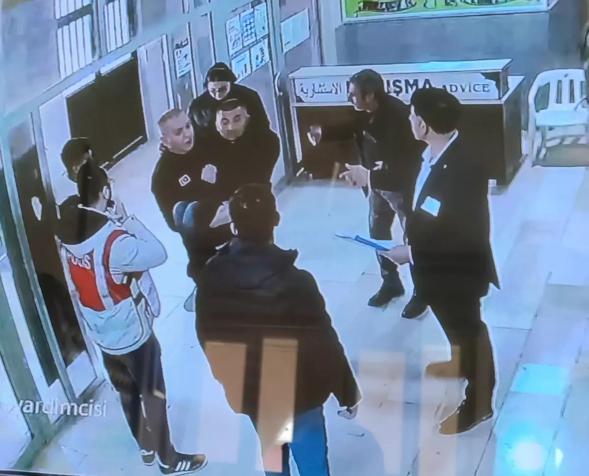 Sınava Geç Kalacaktı: Polis Engelli Vatandaşı Kucağında Taşıyarak Yetiştirdi