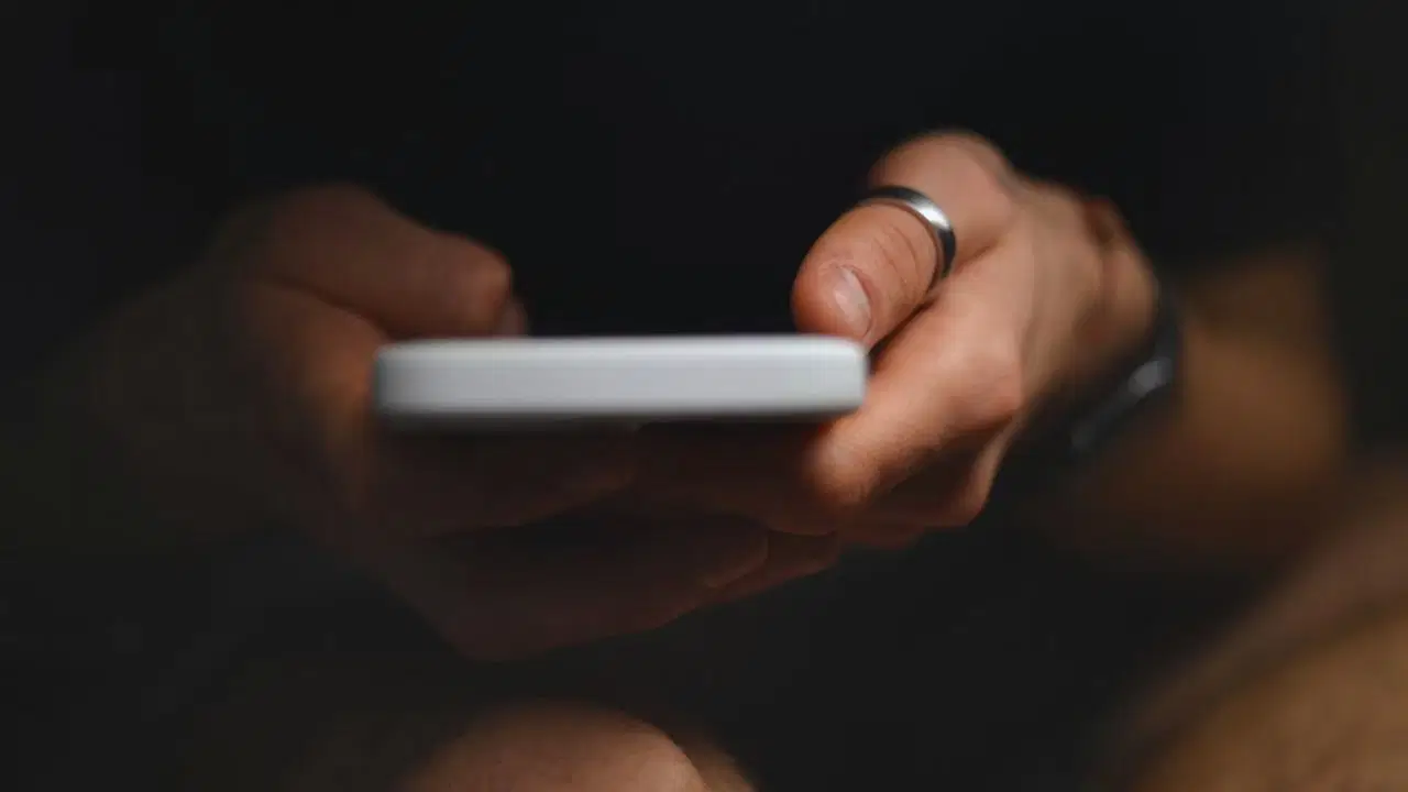 Dijital Şekerleme Tuzağı: Sabahın İlk Saatinde “Tepkisel Mod”dan Çıkmak Neden Hayati?