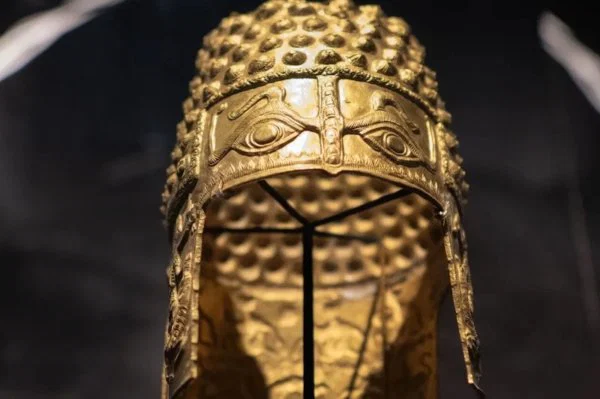 Müzeden çalınan 2.500 yıllık altın miğfer bulundu