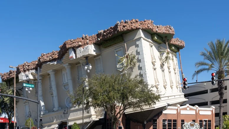 Yerçekimine İtirazı Var: Dünyanın En İlginç Yapıları Arasında Zirveye Oynuyor!