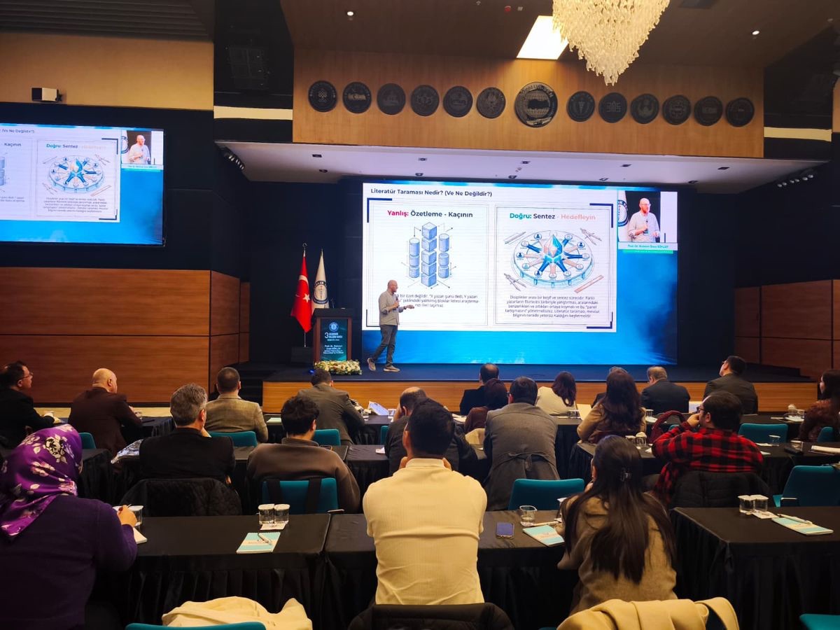 Sağlık-Sen, akademik gelişim için bir kurs düzenliyor.