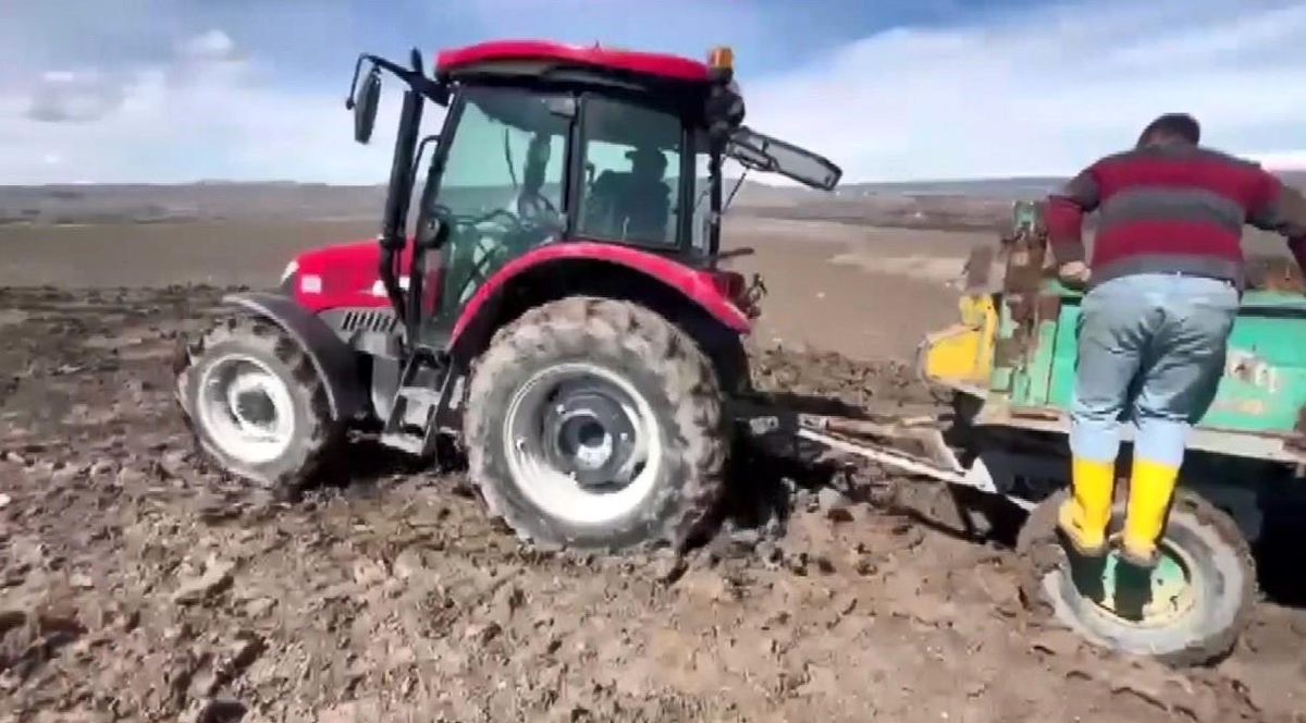 Kars’ta vatandaşların traktörleri çamura saplandı.