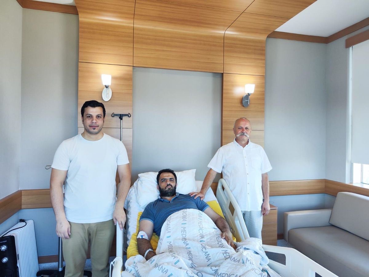 Felçli gazeteci yeniden yürümeye başladı.