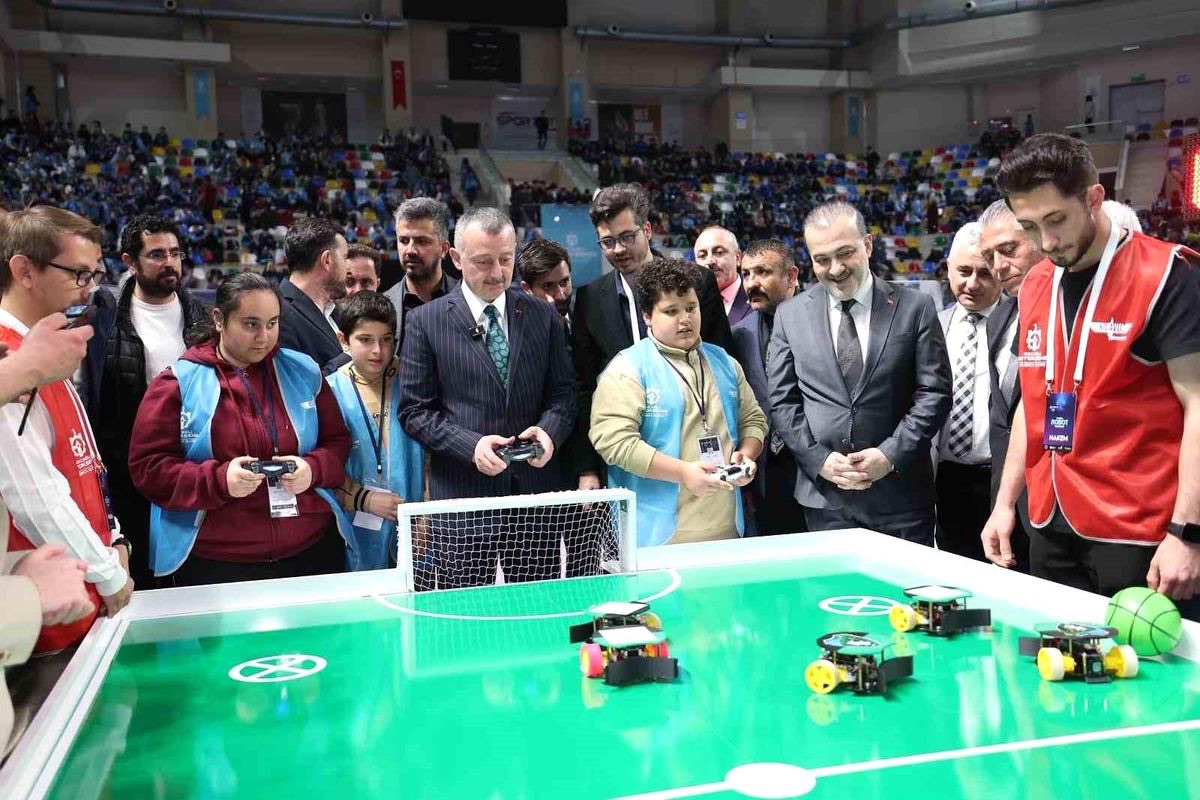 Başkan Büyükakın, Kocaelisporlu futbolcularla birlikte “robot futbolu” oynadı.
