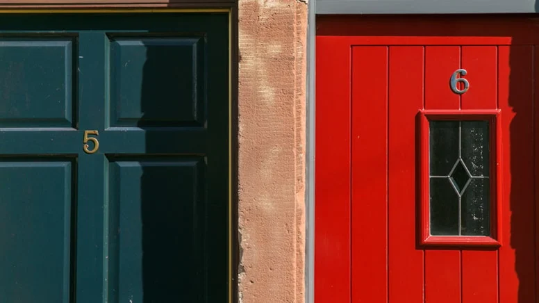 Kapıyı Kırmızıya Boyayan Tapuyu Alıyor! İskoçya’nın En Gururlu Geleneğiyle Tanışın!