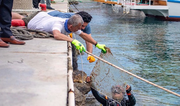 Kuşadası’nda Denizden Çıkanlar Şoke Etti: 3 Saatte 200 Kilo Atık!