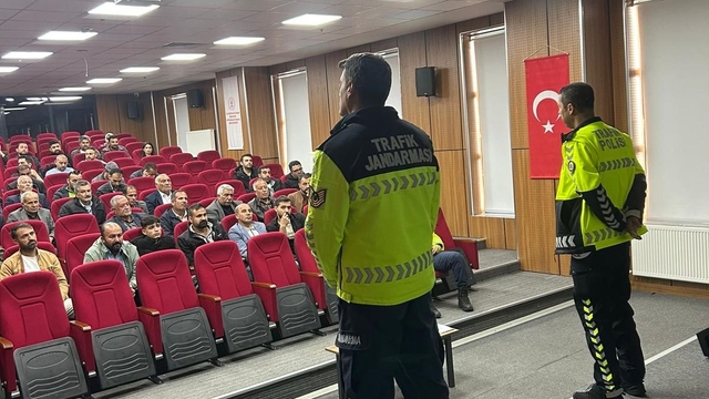 Patnos’ta okul servis şoförlerine trafik eğitimi verildi