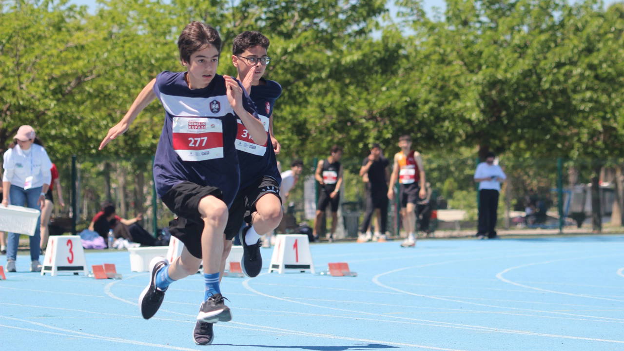 19 Mayıs kutlamalarında atletizm rüzgarı esti