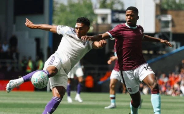 ASTON VILLA, BURNLEY DEPLASMANINDA TAKILDI