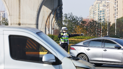 Trafik kontrolünde artık insansı robotlar da görev alıyor. Bu robotlar, polise yardımcı olarak yayaları yönlendiriyor.