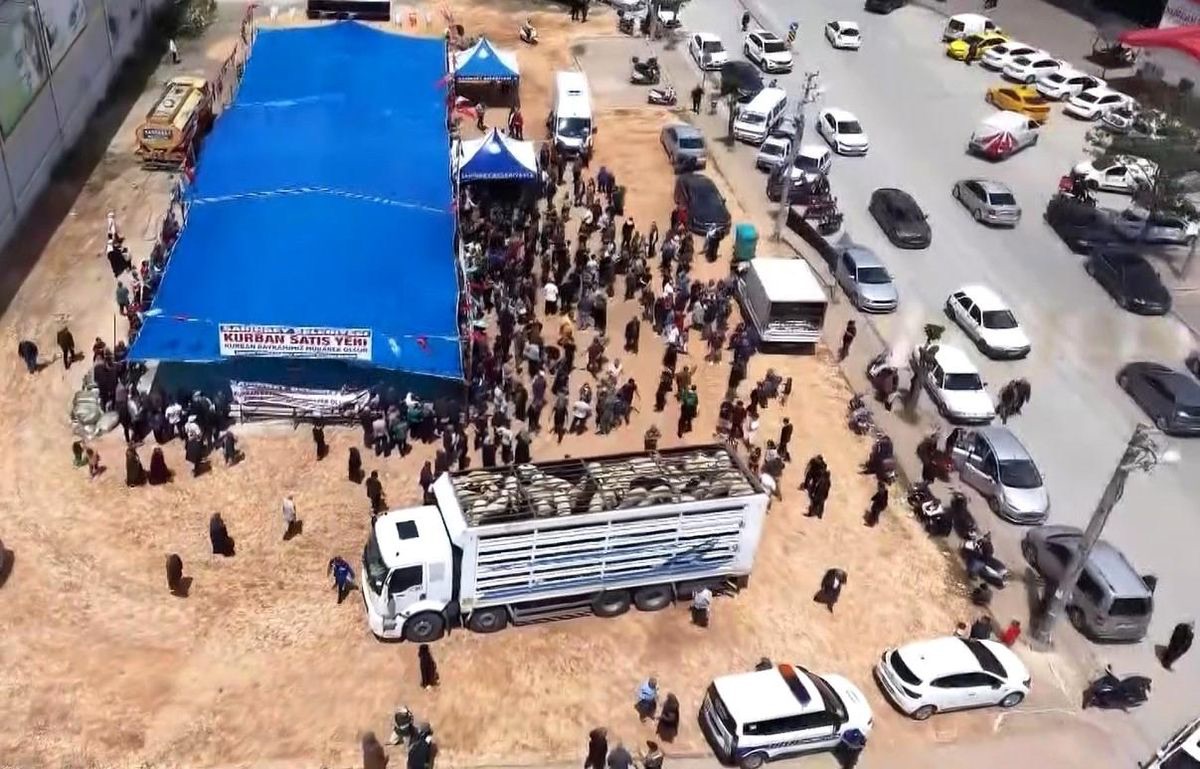 Gaziantep’te kurban pazarları dronlarla denetleniyor.