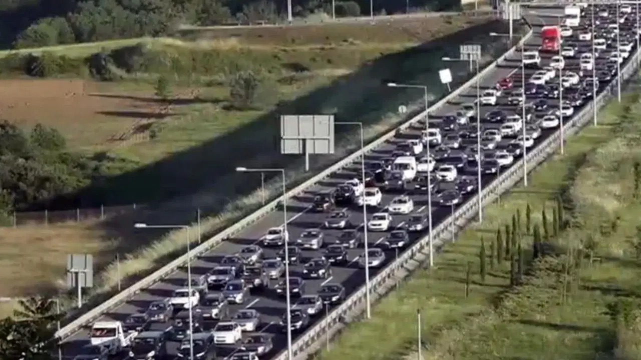 Kurban Bayramı tatilinin ardından İstanbul’a dönüş yolculuğu, uzun kuyruklar nedeniyle oldukça zorlu geçti.