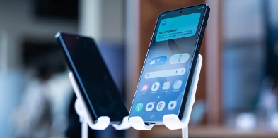 Xiaomi, Samsung’un son hamlesine kamufle panel inovasyonuyla karşılık verdi.